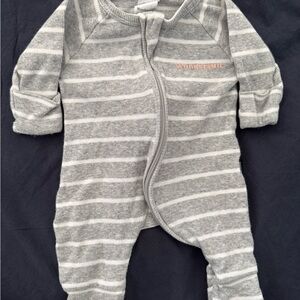Bonds Wondersuit in Gray & White Stripes - size newborn/0000